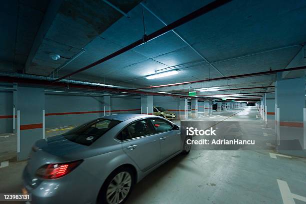 Foto de Estacionamento Subterrâneo Movimento e mais fotos de stock de Arquitetura - Arquitetura, Carro, Carro particular