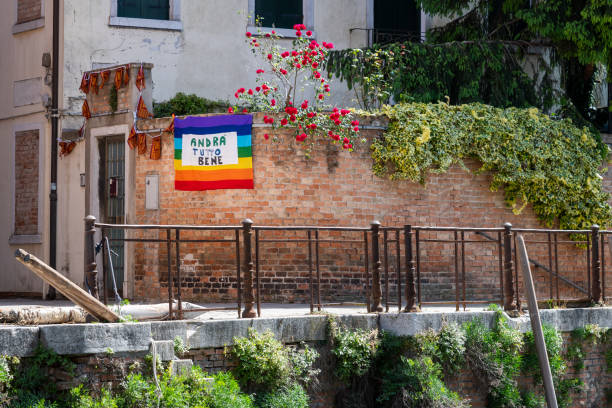 bandeira lgbt em veneza - symbols of peace flag gay pride flag banner - fotografias e filmes do acervo