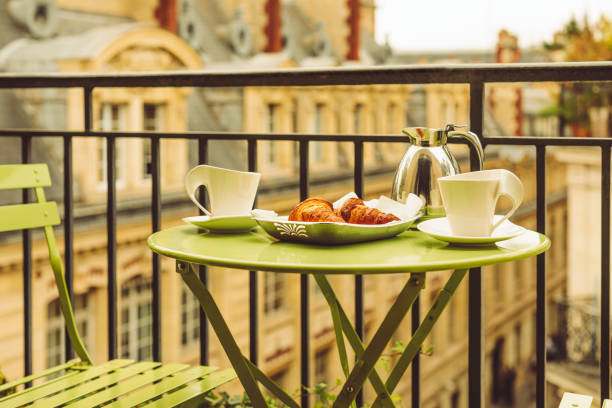 파리에서 아침 식사 - cafe breakfast coffee croissant 뉴스 사진 이��미지