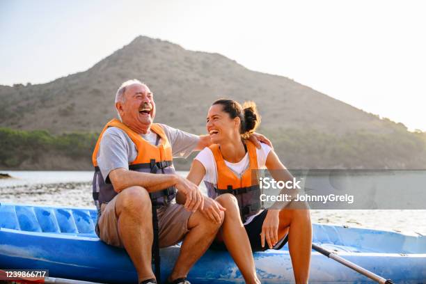 Hombre Y Mujer Españoles Disfrutando De Kayak Temprano Por La Mañana Foto de stock y más banco de imágenes de Tercera edad