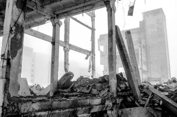 immagine in bianco e nero. il grande edificio in cemento distrutto in una foschia nebbiosa. sfondo. - quake damaged section foto e immagini stock