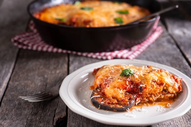 skillet eggplant parmesan - aubergines parmesan fotografías e imágenes de stock