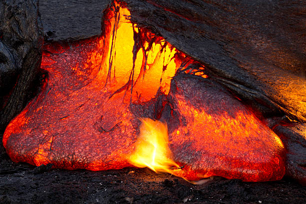 lava emergenti - paesaggio vulcanico foto e immagini stock