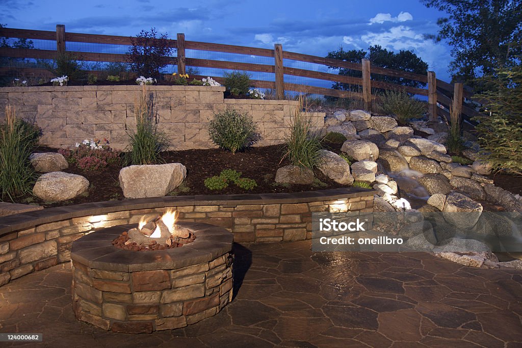 Wunderschönen Garten Feuerstelle und Gesäß der Wand - Lizenzfrei Terrasse - Grundstück Stock-Foto