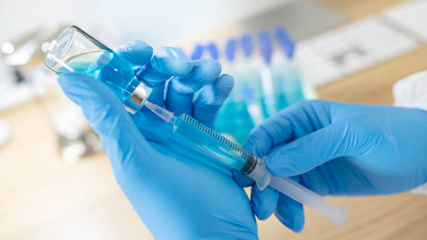 pesquisa de vacinação em laboratório médico - syringe vaccination human hand medical procedure - fotografias e filmes do acervo