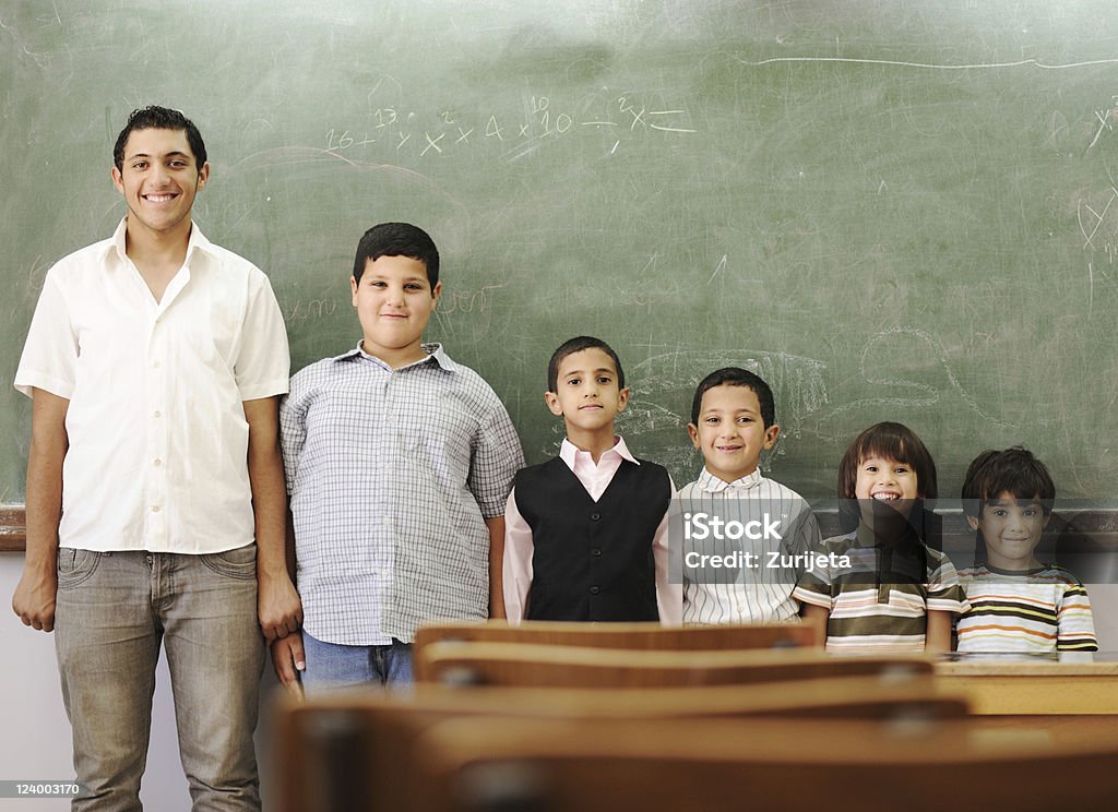 Aluno de Escola gerações passos, de crianças pequenas até university - Foto de stock de Criança royalty-free