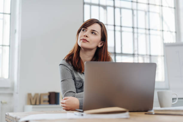 młoda bizneswoman siedzi zagadkowy problem - thinking women looking up businesswoman zdjęcia i obrazy z banku zdjęć