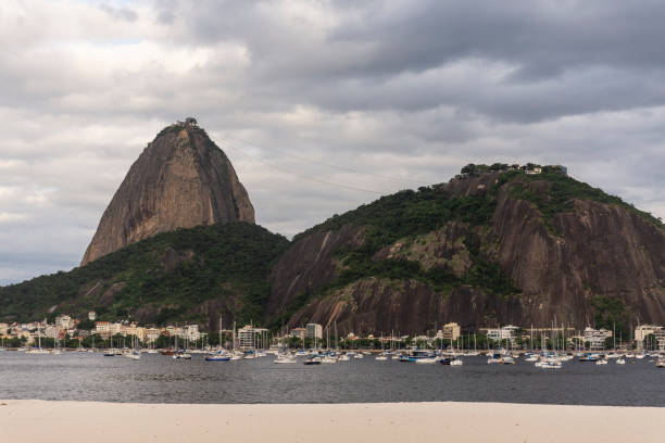splendida vista sulla montagna di pan di zucchero dalla spiaggia di botafogo - urca rio de janeiro rainforest brazil foto e immagini stock
