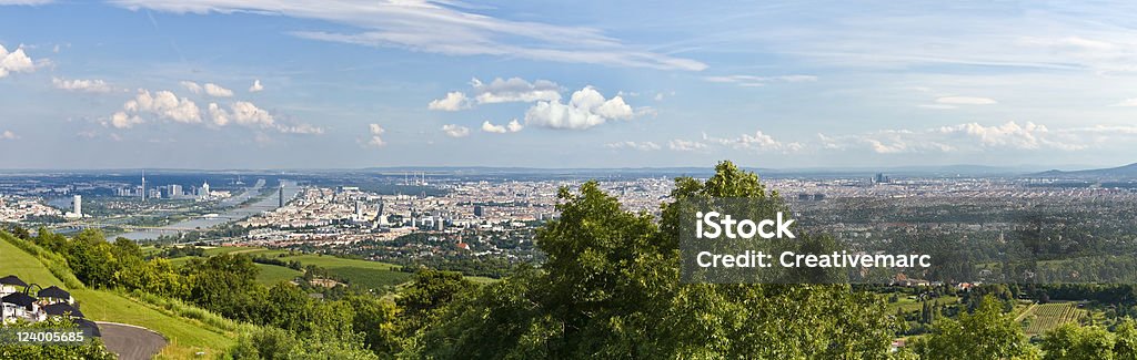 Panorama panoramę Dunaj w Wiedniu z niebieskim i Krajobraz z chmurami - Zbiór zdjęć royalty-free (Adolescencja)