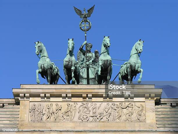 Foto de Quadriga Portão De Brandemburgo Em Berlim e mais fotos de stock de Acima - Acima, Autoridade, Alemanha