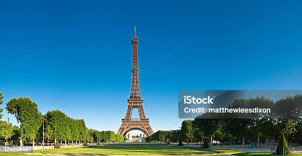 Photo libre de droit de Tour Eiffel À Paris banque d'images et plus d'images libres de droit de Tour Eiffel - Tour Eiffel, Paris - France, Pelouse
