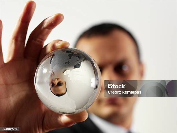 Mundo En Mi Mano Foto de stock y más banco de imágenes de Cristal - Material - Cristal - Material, Globo terráqueo, Mano humana