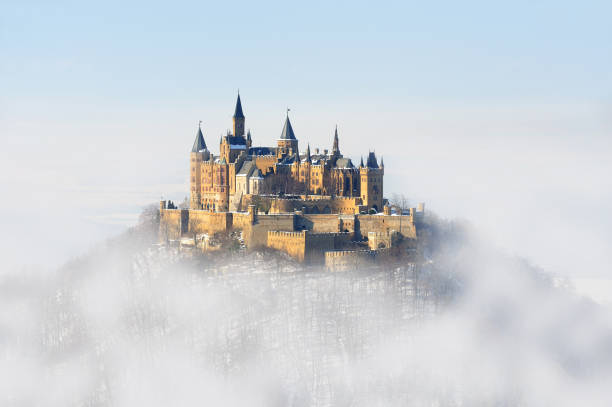 palazzo hohenzollern nebbia invernale germania - turret foto e immagini stock