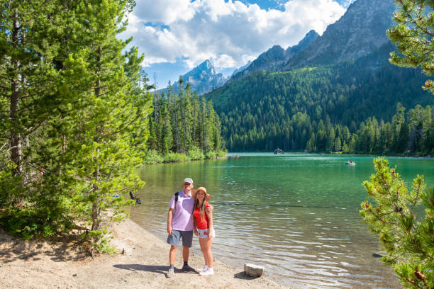 산에서 하이킹 여행을 하는 행복한 아버지와 딸. - wyoming family mountain vacations 뉴스 사진 이미지