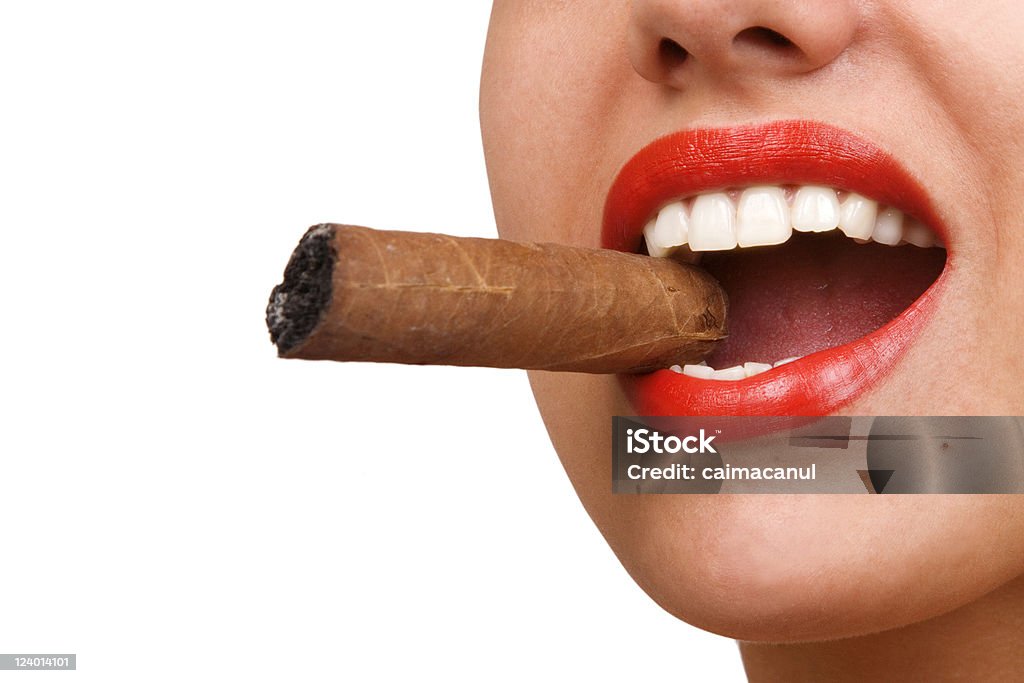 Boca con red lips morder un habano - Foto de stock de Puro libre de derechos