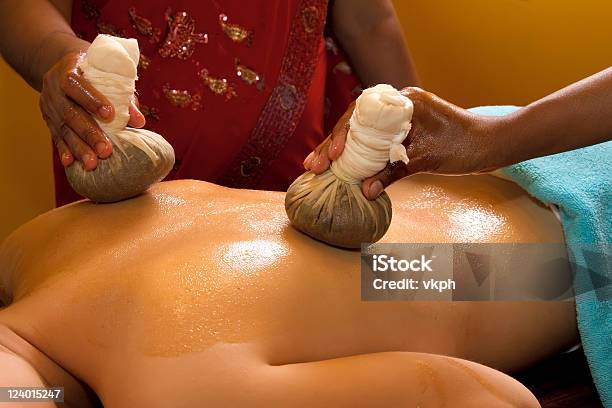 Óleo De Massagem Tradicional Indiana Ayurvedic - Fotografias de stock e mais imagens de Aiurveda - Aiurveda, Doutor, Aromaterapia