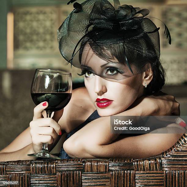 Стиле Ретро Женщина — стоковые фотографии и другие картинки Вино - Вино, Женщины, Кафе