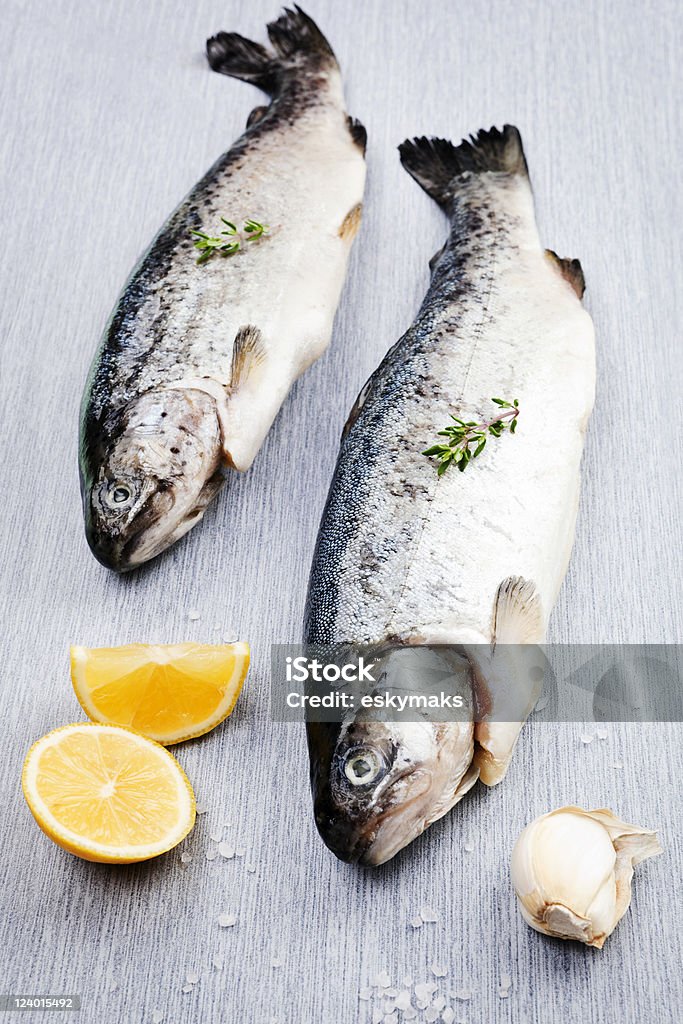 Due pesci crudi isolato. - Foto stock royalty-free di Aglio - Alliacee