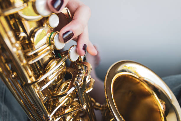 mãos de garotas saxofones. saxofonista tocando jazz. - close up musical instrument saxophone jazz - fotografias e filmes do acervo