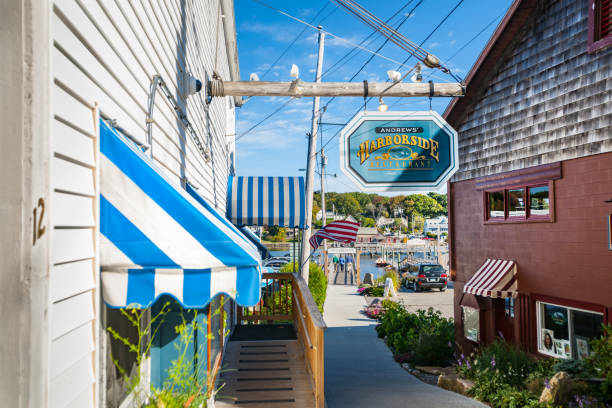 pasarela entre edificios y muelle deportivo en el puerto de bootbay. - pemaquid maine fotografías e imágenes de stock