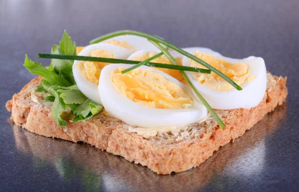 알류 샌드위치 - sandwich breakfast boiled egg close up 뉴스 사진 이미지