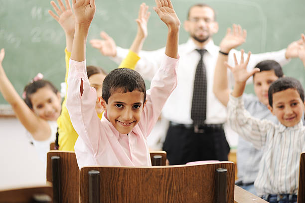 Bildung Aktivitäten im Klassenzimmer, in der Schule, Kinder mit Lehrer – Foto