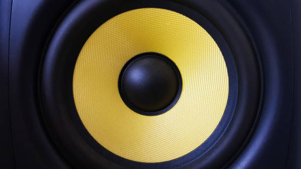 fundo do alto-falante. woofer, subwoofer amarelo de perto. equipamento de estúdio profissional. monitor vocal para mixagem e gravação de música. monitores de mesa de alta qualidade - rock bass - fotografias e filmes do acervo