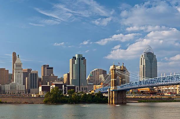 cincinnati skyline. - cincinnati imagens e fotografias de stock