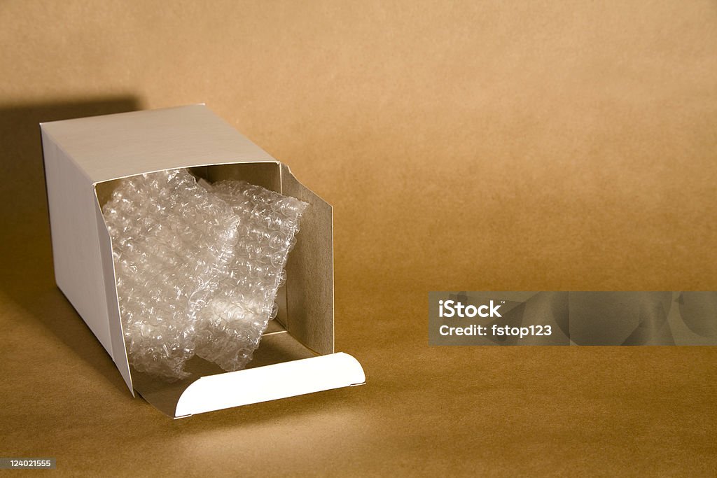 Caixa de Papelão com pensamento wrap dentro - Foto de stock de Aberto royalty-free