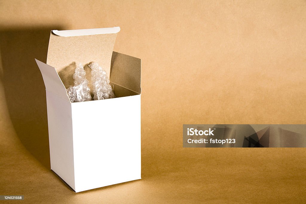 Caja de cartón vertical con envoltura de burbujas en el interior. - Foto de stock de Empaquetar libre de derechos