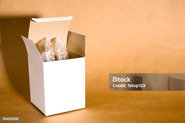 Caja De Cartón Vertical Con Envoltura De Burbujas En El Interior Foto de stock y más banco de imágenes de Empaquetar