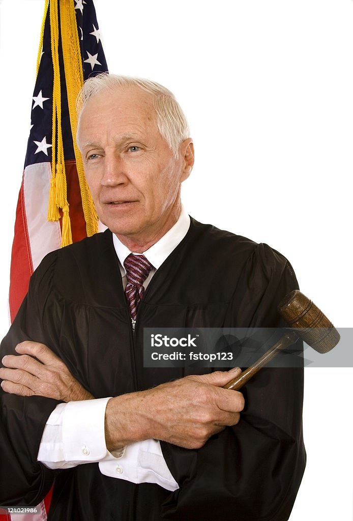 Juez Martillo en negro bata de retención de fondo con bandera estadounidense - Foto de stock de Estar de pie libre de derechos