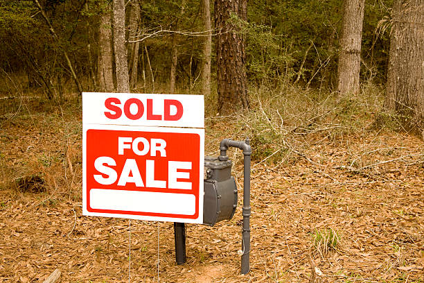 istock Sold Real Estate Sign 124022017