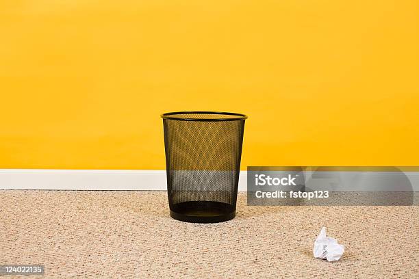 Wastebasket Foto de stock y más banco de imágenes de Papelera de papel usado - Papelera de papel usado, Interior, Vacío