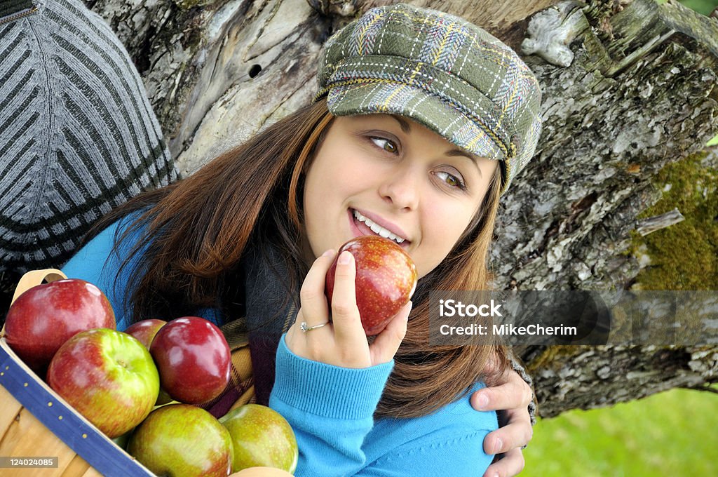 Apple skubanie Dziewczyna gotowa do podjęcia się na przekąskę - Zbiór zdjęć royalty-free (18-19 lat)