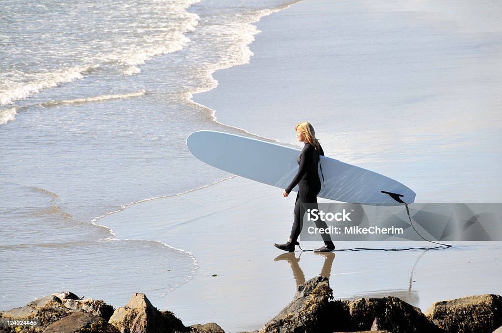 Mulher com equipamento de mergulho cabeças para o mar com uma prancha de surf - Royalty-free 30-34 Anos Foto de stock