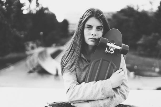 ragazza con skateboard allo skateboard park - skateboard park extreme sports recreational pursuit skateboarding foto e immagini stock