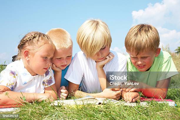 Crianças Ler Um Livro - Fotografias de stock e mais imagens de Adolescente - Adolescente, Adolescência, Alegria