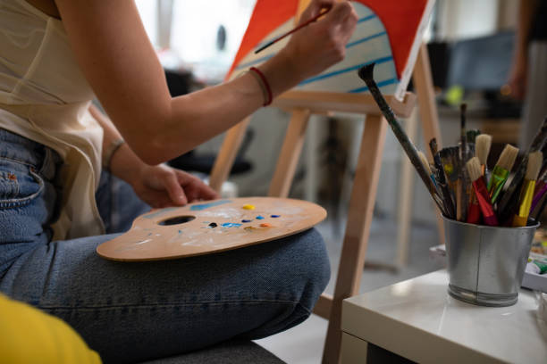 istock A palette on a painter's thigh 1240331066