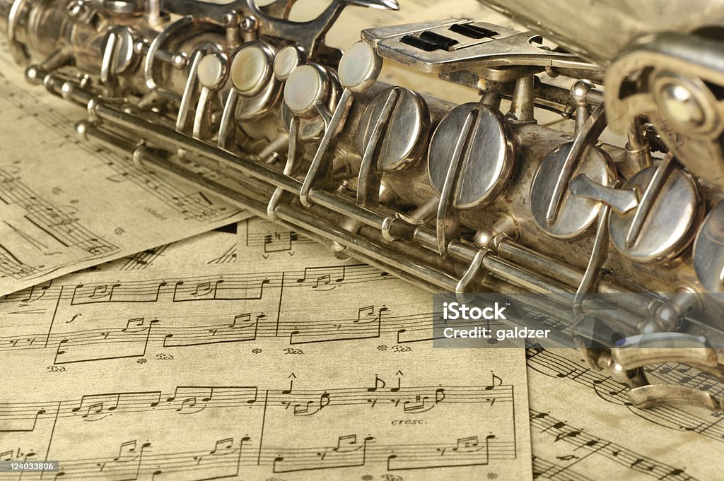 Notas e o velho Saxofone - Foto de stock de Amarelo royalty-free