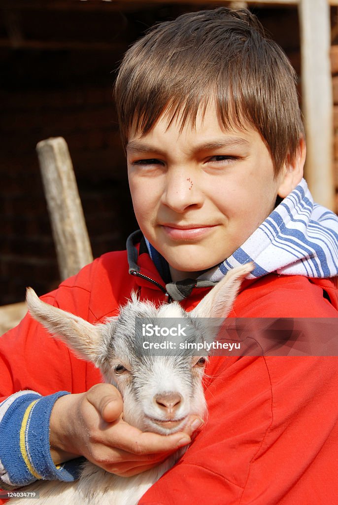 Jeune garçon avec un peu de chèvre - Photo de 14-15 ans libre de droits