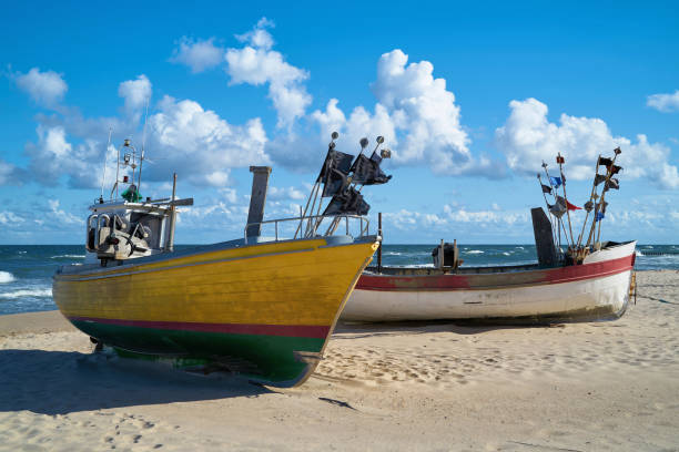 barcos de pesca na costa do báltico polonês perto de rewal - rewal - fotografias e filmes do acervo