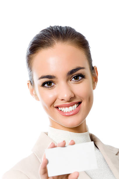 feliz sonriente mujer de negocios en blanco tarjeta de negocio - invitation blank smiling business card fotografías e imágenes de stock