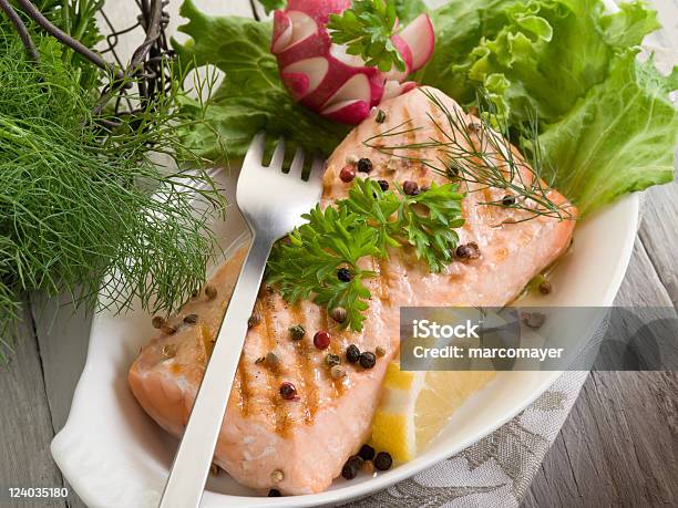 Salmón Asado Con Ensalada Verde Foto de stock y más banco de imágenes de Alimento - Alimento, Alimentos cocinados, Asado - Alimento cocinado