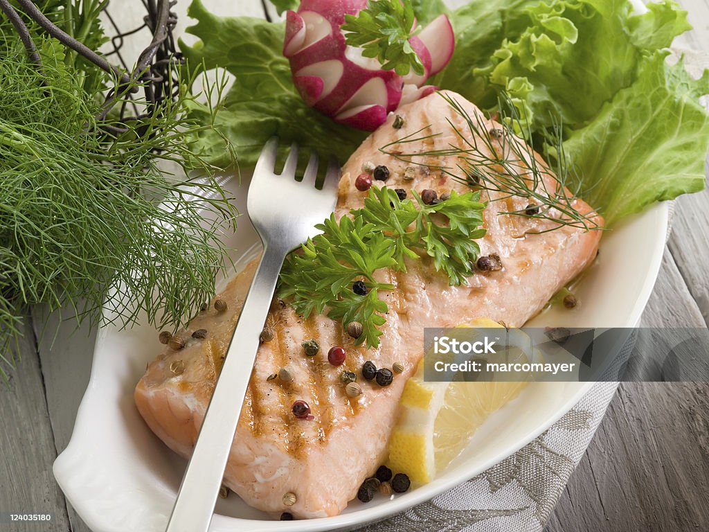 Salmão grelhado com Salada verde - Royalty-free Alface Foto de stock