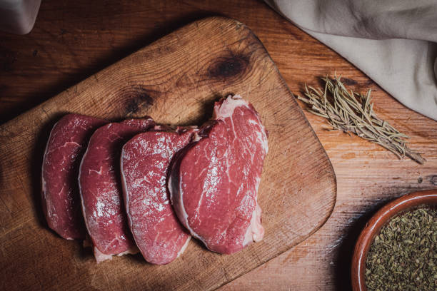 boeuf argentin au-dessus de la table en bois - steak argentina food silverware photos et images de collection