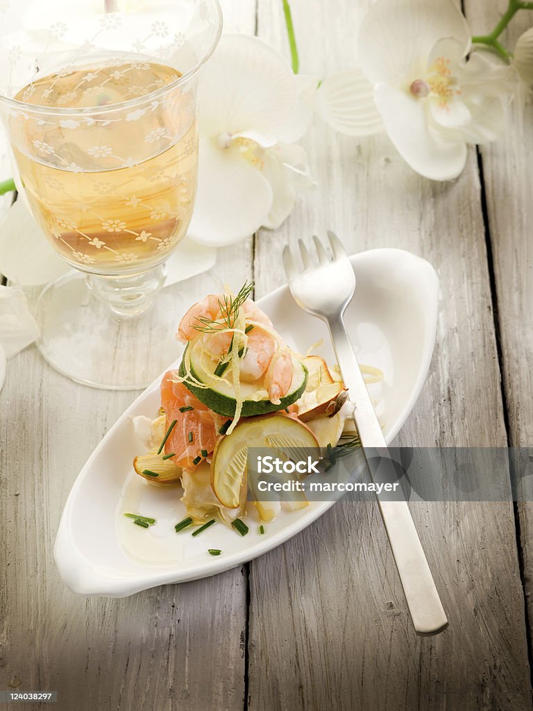 Ensalada de camarones salmone carpaccio y una porción ovular tipo seta - Foto de stock de Alimento libre de derechos