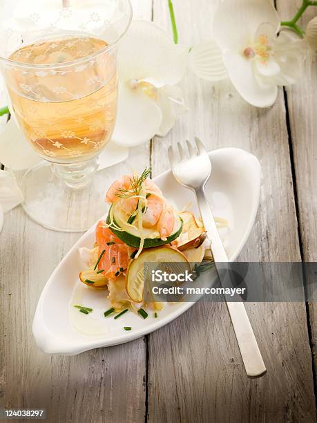 Ensalada De Camarones Salmone Carpaccio Y Una Porción Ovular Tipo Seta Foto de stock y más banco de imágenes de Alimento