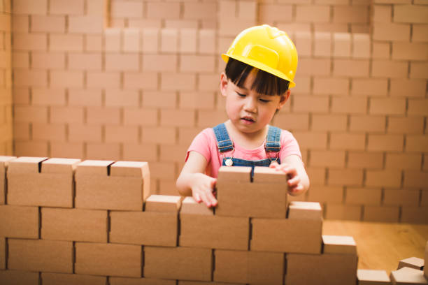 menina criança fingir papel construtor jogo usando blocos de papelão - preschooler child chinese ethnicity asian ethnicity - fotografias e filmes do acervo