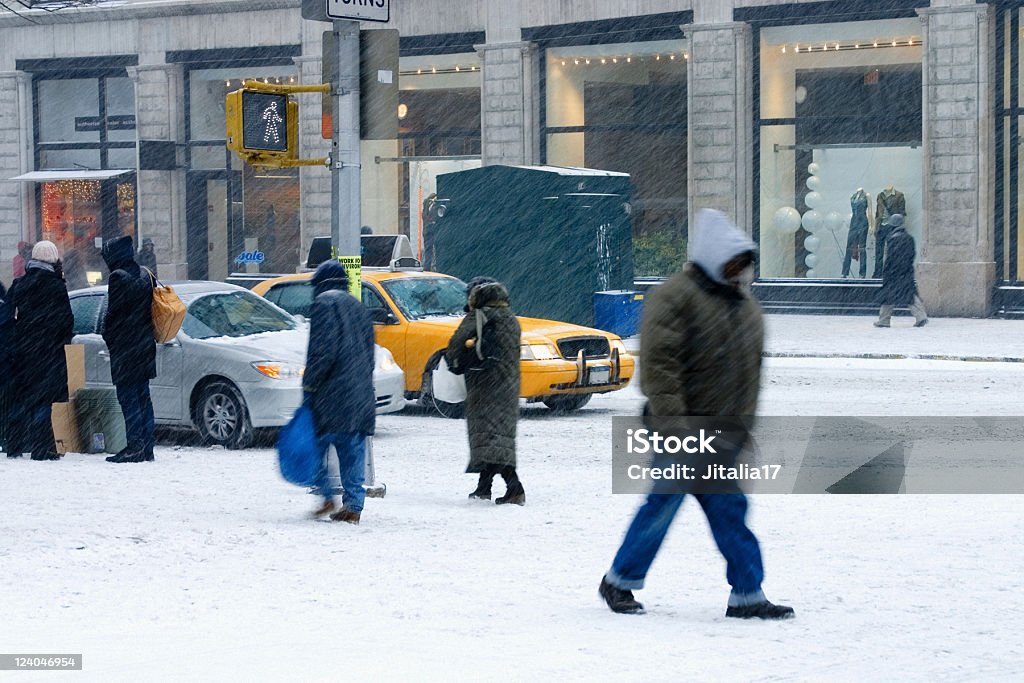 Nova York, tempestade-pessoas caminhando - Foto de stock de Neve royalty-free